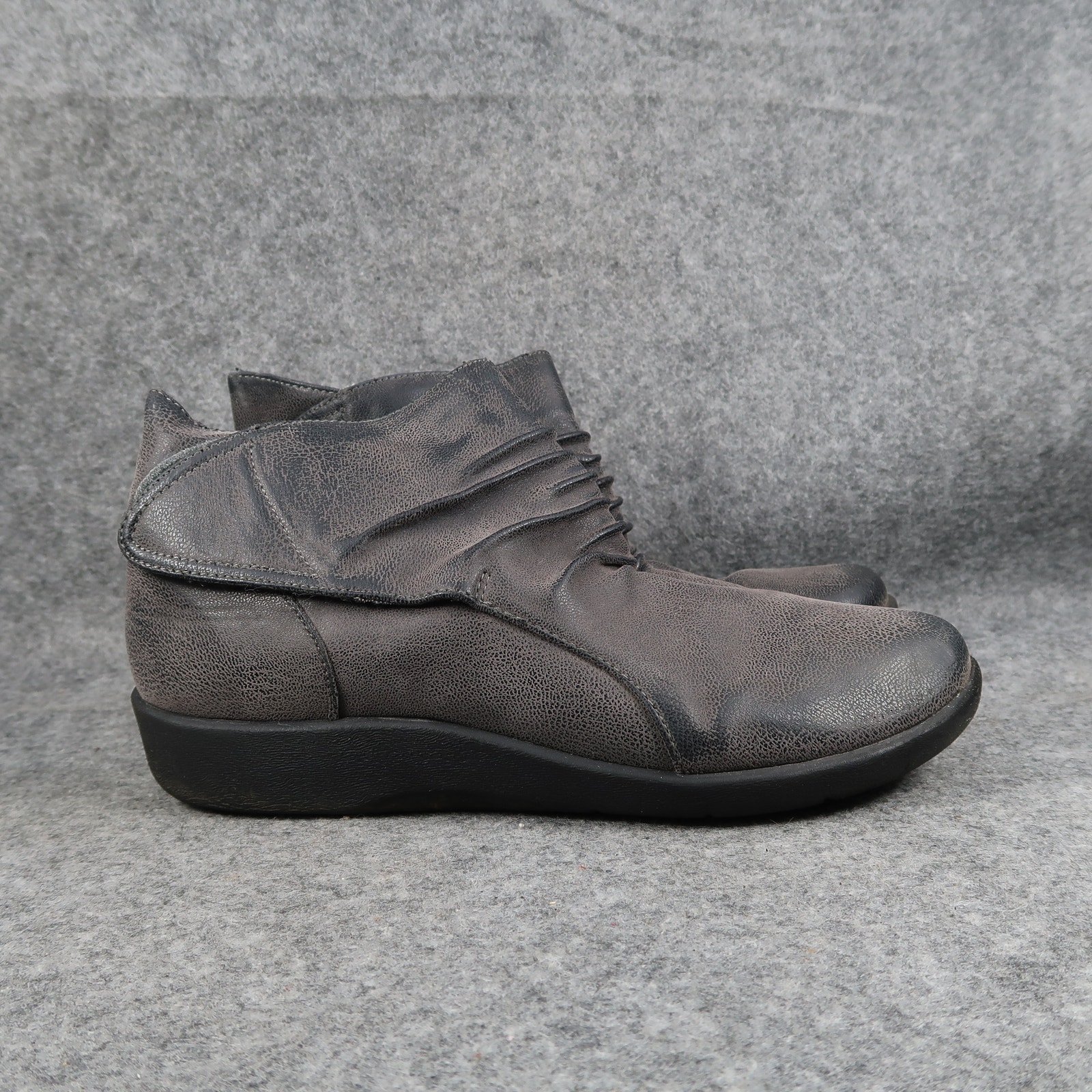 Clarks Shoes Womens 7.5 Ankle Bootie Sneakers Casual Comfort Hook N Loop Grey